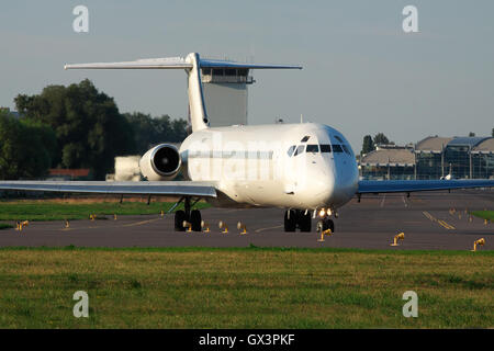 Kiev, Ucraina - 27 Luglio 2012: McDonnell Douglas MD-83 (DC-9-83) Il passeggero aereo è in rullaggio per la pista di decollo Foto Stock