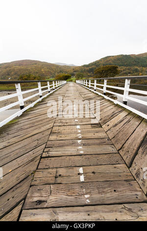 Struttura in legno Penmaenpool ponte a pedaggio, oltre il Fiume Mawddach vicino a Dolgellau, Wales, Regno Unito Foto Stock