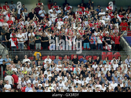 Come fan di Monaco al di sopra di allegria come Tottenham Hotspur fans di seguito appaiono sconsolato, durante la finale della Champions League a Wembley, Londra. Foto Stock