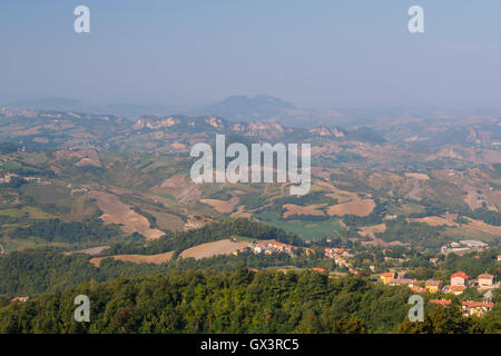 Vista dalla Torre Guaita nella Repubblica di San Marino Foto Stock