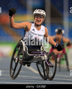 Gran Bretagna Hannah Cockroft festeggia conquistando la 400 metri femminili T34 final durante il settimo giorno del 2016 Rio Giochi Paralimpici di Rio de Janeiro in Brasile. Foto Stock