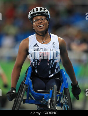 Gran Bretagna Kare Adenegan celebra vincendo una medaglia di bronzo nei 400 metri femminili T34 final durante il settimo giorno del 2016 Rio Giochi Paralimpici di Rio de Janeiro in Brasile. Foto Stock