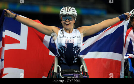 Gran Bretagna Hannah Cockroft festeggia conquistando la 400 metri femminili T34 finale allo stadio olimpico durante il settimo giorno del 2016 Rio Giochi Paralimpici di Rio de Janeiro in Brasile. Foto Stock