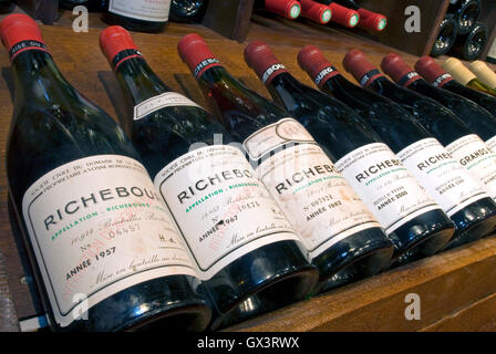 Bottiglie Grand Cru Richebourg in mostra nell'enoteca Jean-Luc Aegerter Beaune Côte d'Or, Francia Foto Stock