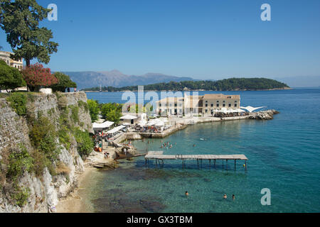 En Plo Cafe e la spiaggia Faliraki Corfu ISOLE IONIE Grecia Foto Stock