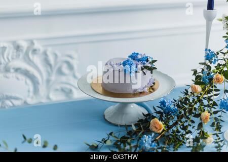 Decorazioni per matrimoni con torta e bellissimi fiori Foto Stock