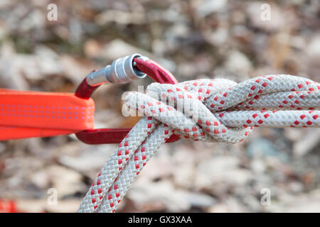 Nodo di arrampicata su corda con Caribiner Foto Stock