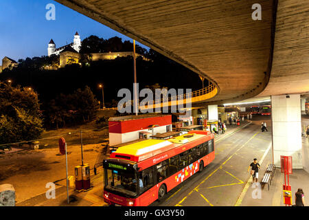 Il terminal degli autobus urbani sotto il Ponte della rivolta nazionale slovacca (SNP), Bratislava, Slovacchia, Europa Foto Stock