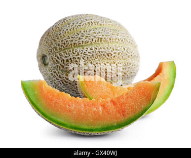 Freschi di melone Cantalupo con pezzi isolati su sfondo bianco Foto Stock