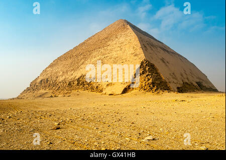 Piegate la piramide costruita dal vecchio regno del faraone Sneferu (Snefru) a Dahshur, Egitto Foto Stock