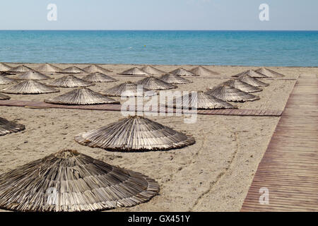 Ombrelloni sulla perfetta spiaggia tropicale Foto Stock