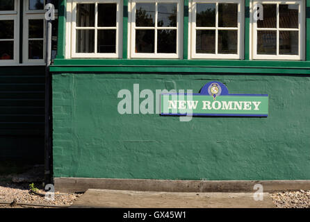 Nuova stazione di Romney segno sulla Romney, Hythe & Dymchurch Railway, RH&DR. Nuovo Romney, Kent.. Regno Unito Foto Stock
