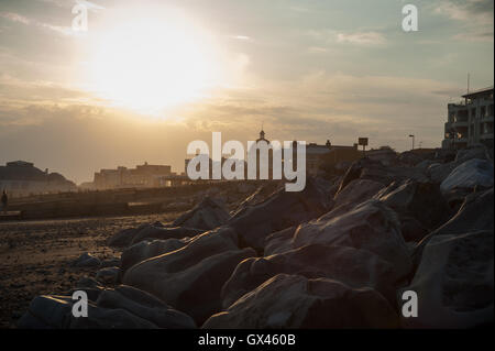 Tramonto sulla spiaggia e la città di Worthing nel West Sussex, in Inghilterra. Foto Stock