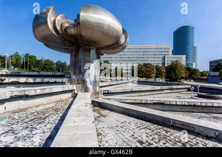 Scultura socialista in fontana fallente su Piazza della libertà, statue di Bratislava Slovacchia, Europa Foto Stock