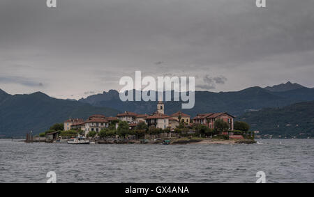 Isola dei Pescatori, Stresa, Italia - 5 Agosto 2016 : vista sulla famosa Isola dei Pescatori da una barca durante un giorno di tempesta Foto Stock