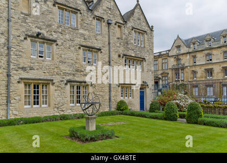 La costruzione presso il Trinity College di Oxford, UK, con la scultura in primo piano e Broad Street in background. Foto Stock