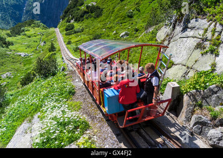 Una delle più ripide funicolari nel mondo: Gelmerbahn funicolare nelle Alpi svizzere alla stazione superiore. Foto Stock