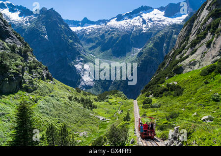 Gelmerbahn funicolare nelle Alpi Svizzere. Una delle più ripide funicolari nel mondo con una pendenza massima del 106%. Foto Stock