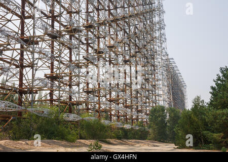 Abbandonata la Unione Sovietica Duga impianto radar vicino a Chernobyl la zona di esclusione. Foto Stock