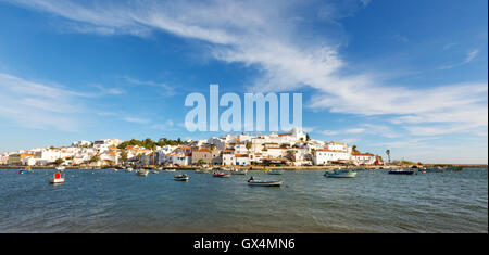 Immagine panoramica del villaggio ed un porto di Ferragudo, Algarve, Portogallo, Europa Foto Stock