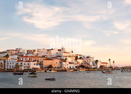 Ferragudo villaggio dei pescatori al tramonto, Ferragudo, Algarve Portogallo Europa Foto Stock