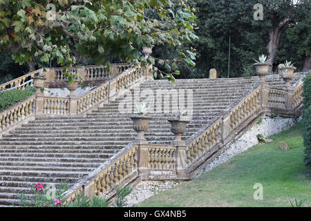 Una bellissima scalinata antica/ scalinata a Frascati, i giardini di Villa Torlonia, ville tuscolane, Italia Foto Stock