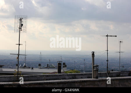 Antenne TV su un tetto, antenne della televisione Foto Stock