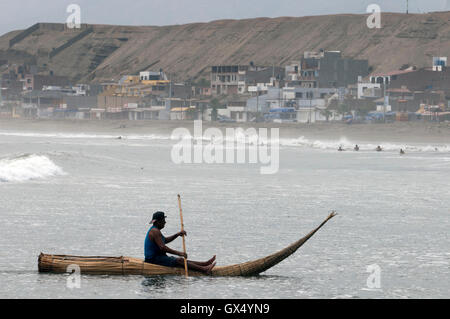 I pescatori in Huanchaco beach, Caballitos de Totora, Reed barche, vicino alla città di Trujillo, La Libertad, Perù Foto Stock