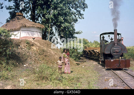 Un pollo erranti completa questa scena come uno di Ledo laterizi' Bagnall i serbatoi a sella richiama un rastrello di carri di argilla ... Foto Stock