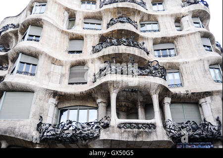 Spagna, Barcellona. Casa Milà, conosciuta anche come La Pedrera, progettato da Antoni Gaudí. Foto Stock