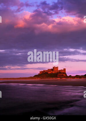 Il castello di Bamburgh: un restauro Vittoriano dal primo signore Armstrong di un castello normanno sul sito di un anglosassone di città reale. Foto Stock