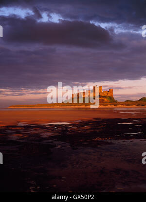 Il castello di Bamburgh: un restauro Vittoriano dal primo signore Armstrong di un castello normanno sul sito di un anglosassone di città reale. Foto Stock