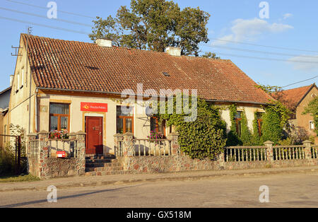 L ufficio postale Zytkiejmy, Polonia, vicino alla frontiera con la Russia Oblast di Kalingrad e precedentemente noto come il villaggio di Szittkehmen Foto Stock