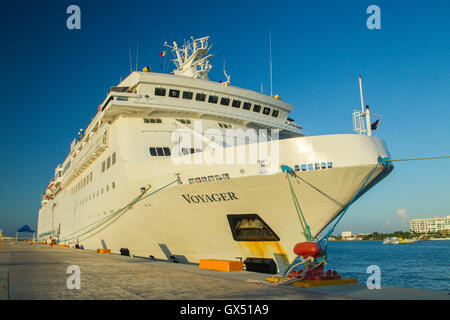 Vista della brocca nave MV Voyager ormeggiate nel porto di Barbados, dei Caraibi Foto Stock