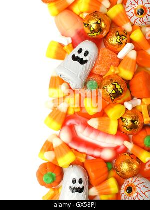 Halloween Candy bordo verticale su uno sfondo bianco Foto Stock