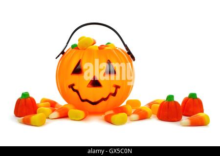 Carino Halloween Jack o Lantern candy collector con sparse candy zucche e candy corn su bianco Foto Stock