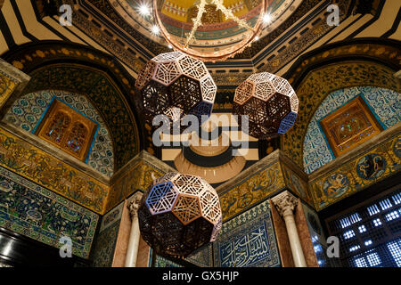 Mostra da 'Ferozkoh' sul display nella Sala araba a Leighton House Museum di Londra, parte dell'Nour festival delle arti Foto Stock