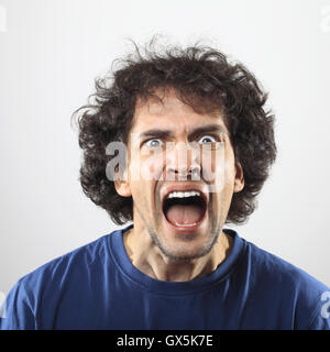 Furioso e arrabbiato bel giovane uomo ritratto. Foto Stock