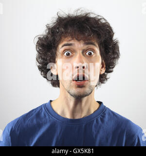Sorpreso bel giovane uomo in camicia blu. Foto Stock