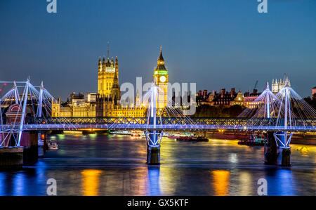 Il Big Ben e il Palazzo di Westminster di notte da Waterloo Bridge London REGNO UNITO Foto Stock