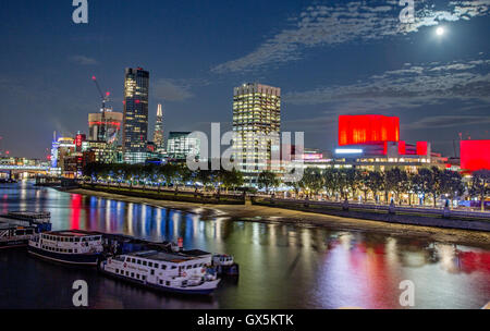 Lo skyline della città di notte da Waterloo Bridge London REGNO UNITO Foto Stock