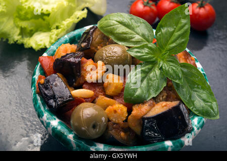 Siciliana Caponata di melanzane è un insalata di pomodori aceto pinoli capperi sedano cipolle degli oli di oliva weet e salsa acida Foto Stock