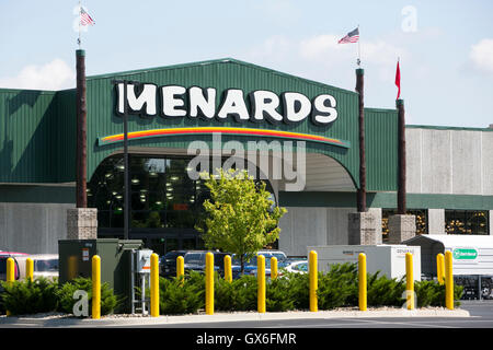 Un logo segno esterno di una Menards retail store in Columbus, Ohio, luglio 23, 2016. Foto Stock
