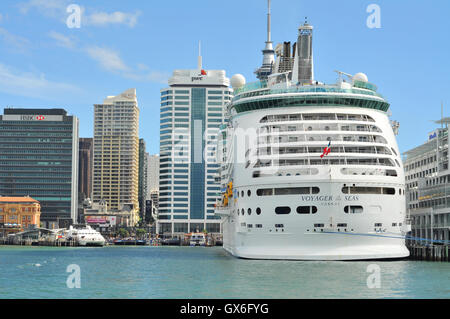 Nave da crociera Voyager dei mari Ormeggiata al pontile di Auckland Foto Stock