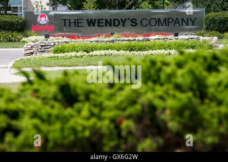 Un logo segno al di fuori della sede dell'Wendy's azienda un ristorante fast food chain in Dublin, Ohio, luglio 23, 2016. Foto Stock