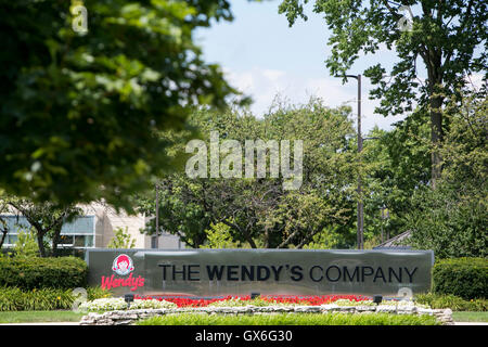 Un logo segno al di fuori della sede dell'Wendy's azienda un ristorante fast food chain in Dublin, Ohio, luglio 23, 2016. Foto Stock