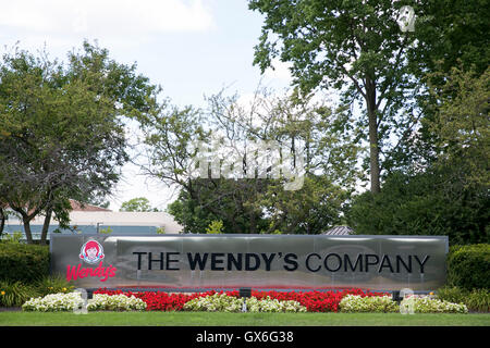 Un logo segno al di fuori della sede dell'Wendy's azienda un ristorante fast food chain in Dublin, Ohio, luglio 23, 2016. Foto Stock