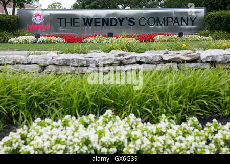 Un logo segno al di fuori della sede dell'Wendy's azienda un ristorante fast food chain in Dublin, Ohio, luglio 23, 2016. Foto Stock