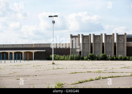 Il contorno di un segno del logo al di fuori di un abbandonato Sears store retail in Trotwood, Ohio sulla luglio 23, 2016. Foto Stock