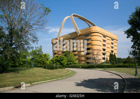 Un segno del logo al di fuori del cestello ex sede sagomata della Longaberger Company a Newark, Ohio, 24 luglio 2016. Foto Stock